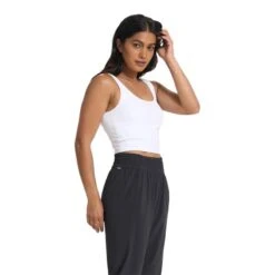 Vuori Women's Daily Crop -Patagonia Shop vuori womens daily crop side