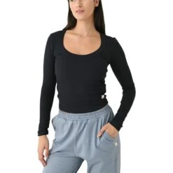 Vuori Women's Long-Sleeve Pose Scoop Tee -Patagonia Shop vuori womens long sleeve pose scoop tee black